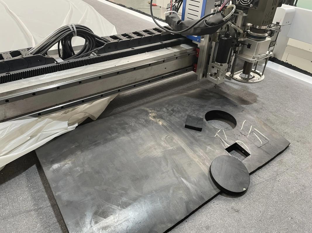 橡胶与塑料制品制造的利器 三种关键切割设备